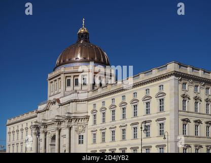 Berlin, Deutschland. Oktober 2020. Die Stadtburg mit der in der Sonne leuchtenden Kuppel und dem vergoldeten Kreuz auf der Spitze. Quelle: Soeren Stache/dpa-Zentralbild/ZB/dpa/Alamy Live News Stockfoto