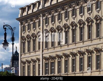 Berlin, Deutschland. Oktober 2020. Die Fassade des Stadtschlosses auf der Straßenseite Schloßplatz/Breite Straße. Im Hintergrund links hinter einer Straßenlaterne ist die französische Kathedrale zu sehen. Quelle: Soeren Stache/dpa-Zentralbild/ZB/dpa/Alamy Live News Stockfoto