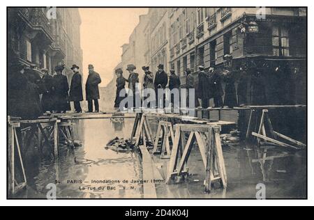 GROSSE FLUT PARIS 1910 La Rue du Bac PARIS FRANKREICH Vintage-Archiv historisches Französisch 1900 stilvolle Postkarte einer der großen Naturkatastrophen in Paris und Französisch Geschichte: Die große Flut von Januar 1910, die wie Paris hatte nicht gesehen, seit 1658. Sintflutartige Regenfälle und Schnee überfluten den Großteil von Paris Frankreich Stockfoto