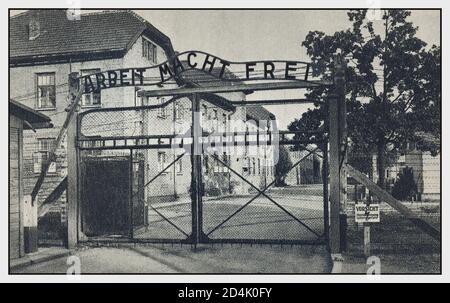 Die Tore des Konzentrationslagers Auschwitz nach der Befreiung im Jahr 1945 Bild eines geschlossenen elektrifizierten Eingangstors und Torhauses zum berüchtigten Konzentrationslager Auschwitz mit seinem Schild "Arbeit macht frei" am 27. Januar 1945 betraten sowjetische Truppen das Lager, Ein Tag, der seit 2005 als Internationaler Holocaust-Gedenktag begangen wird. Dieses Bild wurde kurz nach der sowjetischen Befreiung von der nationalsozialistischen Gewaltherrschaft aufgenommen. Auschwitz Birkenau, Deutsches Konzentrations- und Vernichtungslager der Nazis (1940–1945) Stockfoto