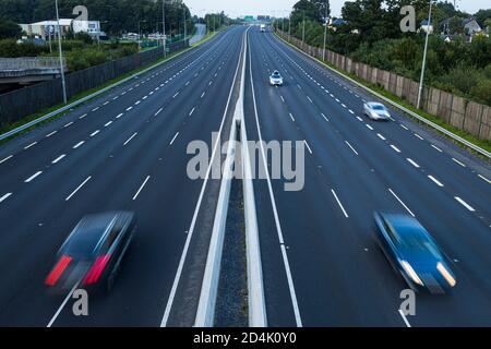 Verkehr auf der Autobahn M7 in Johnstown in der Grafschaft Kildare, Irland Stockfoto