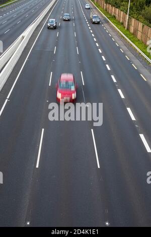 Verkehr auf der Autobahn M7 in Johnstown in der Grafschaft Kildare, Irland Stockfoto