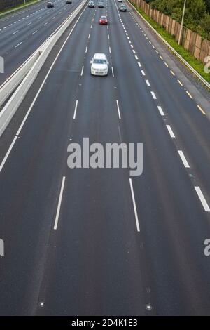 Verkehr auf der Autobahn M7 in Johnstown in der Grafschaft Kildare, Irland Stockfoto