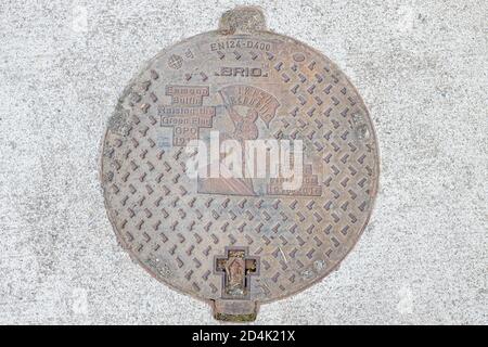 Schachtdeckel aus Gusseisen mit Emblem zum Gedenken an den Aufgang von 1916 zeigt Eamonn Bulfin, die die grüne Flagge der Irischen republik beim GPO hebt, und einen gälischen p Stockfoto