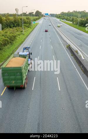 Verkehr auf der Autobahn M7 in Johnstown in der Grafschaft Kildare, Irland Stockfoto