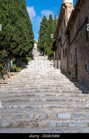 Die Calvari-Treppe ist eine alte Steintreppe, die vom zentralen Platz von Pollensa zu einer winzigen Kirche führt, die Calvario-Kapelle genannt wird. Es gibt Stockfoto