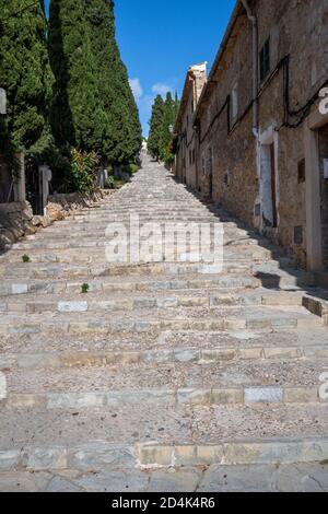 Die Calvari-Treppe ist eine alte Steintreppe, die vom zentralen Platz von Pollensa zu einer winzigen Kirche führt, die Calvario-Kapelle genannt wird. Es gibt Stockfoto