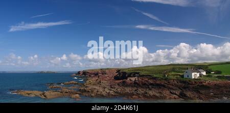 Blick über St Bride's Bay, Pembrokeshire, Wales Stockfoto