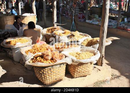 Inle Lake, Shan State / Myanmar - 18. Dezember 2019: Traditionelle Snacks zum Verkauf auf dem Phaung Daw Oo Markt Stockfoto