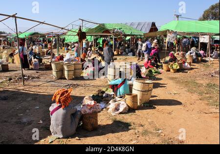 Inle Lake, Shan State / Myanmar - 18. Dezember 2019: Lokale Pa'O ethnische Nationalität Menschen tragen traditionelle Kleidung auf Phaung Daw Oo Markt Stockfoto