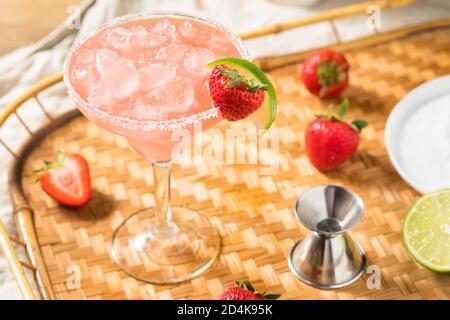 Erfrischender Tequila Erdbeer Margarita mit Limette Stockfoto