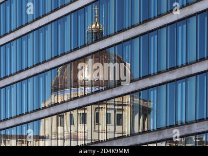 Berlin, Deutschland. Oktober 2020. Die Kuppel des Stadtpalastes spiegelt sich in der Glasfassade des Auswärtigen Amtes wider. Quelle: Soeren Stache/dpa-Zentralbild/ZB/dpa/Alamy Live News Stockfoto