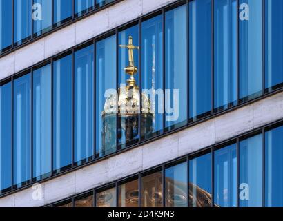 Berlin, Deutschland. Oktober 2020. Das Kreuz auf der Kuppel des Stadtpalastes spiegelt sich in der Glasfassade des Auswärtigen Amtes wider. Quelle: Soeren Stache/dpa-Zentralbild/ZB/dpa/Alamy Live News Stockfoto