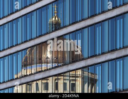 Berlin, Deutschland. Oktober 2020. Die Kuppel des Stadtpalastes spiegelt sich in der Glasfassade des Auswärtigen Amtes wider. Quelle: Soeren Stache/dpa-Zentralbild/ZB/dpa/Alamy Live News Stockfoto