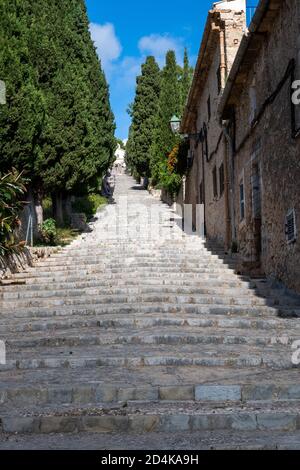 Die Calvari-Treppe ist eine alte Steintreppe, die vom zentralen Platz von Pollensa zu einer winzigen Kirche führt, die Calvario-Kapelle genannt wird. Es gibt Stockfoto