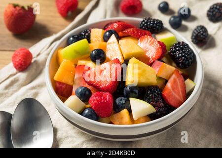Gesunder hausgemachter Obstsalat mit Beeren und Melone Stockfoto