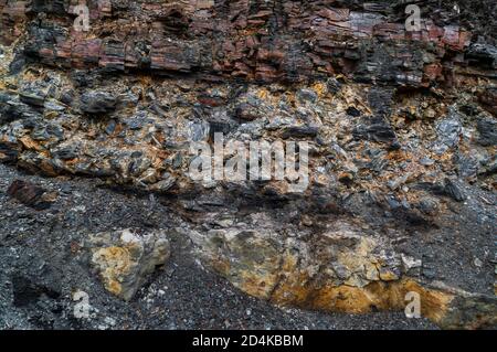 Schieferklumpen von alten Bergleuten Hinterfüllung nach Säule und Stall Kohlebergbau in einem verlassenen Steinbruch in South Yorkshire Stockfoto