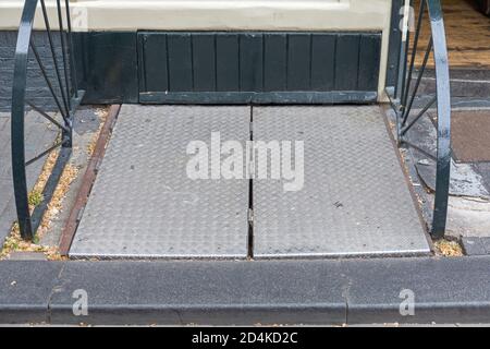 Geschlossene Edelstahltür in Pub Cellar Stockfoto