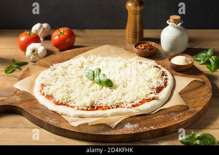 Zubereitung von hausgemachter Rohkäse-Pizza mit Sauce und Teig Stockfoto