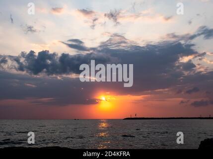 Sonnenaufgang über dem Meer und wunderschöne cloudscape Stockfoto