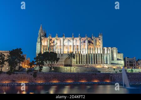 Die Kathedrale von Palma de Mallorca, in der Nacht, spiegelt sich im Parque del Mar Stockfoto