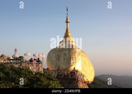 Kyaikto, Mon Staat Myanmar - 5. Dezember 2019: Blick auf die Kyaiktiyo Pagode (Goldener Felsen) und religiöse Pilger Stockfoto