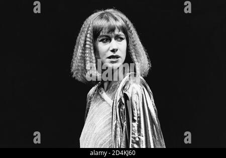 ANTONY AND CLEOPATRA by Shakespeare Design: Nadine Baylis Beleuchtung: Leo Leibovici Regie: Adrian Noble Helen Mirren (Cleopatra) Royal Shakespeare Company (RSC), The Pit, Barbican Theatre, London EC2 12/04/1983 Stockfoto