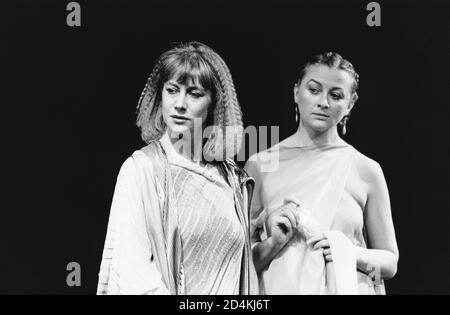 ANTONY AND CLEOPATRA by Shakespeare Design: Nadine Baylis Beleuchtung: Leo Leibovici Regie: Adrian Noble l-r: Helen Mirren (Cleopatra), Sorcha Cusack (Charmian) Royal Shakespeare Company (RSC), The Pit, Barbican Theatre, London EC2 12/04/1983 Stockfoto