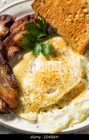 Hausgemachte über einfache Eier mit Speck und Toast Stockfoto