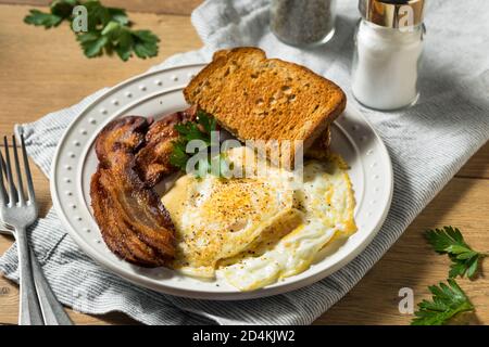 Hausgemachte über einfache Eier mit Speck und Toast Stockfoto
