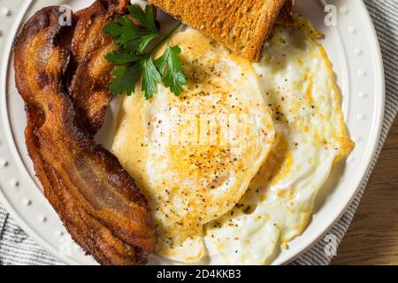 Hausgemachte über einfache Eier mit Speck und Toast Stockfoto