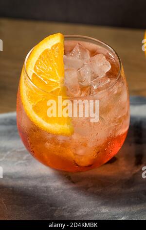 Erfrischender Red Aperol Spritz Cocktail mit einem Orange Garnish Stockfoto