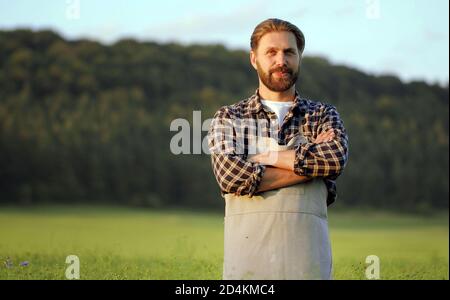 Agrarmann steht auf grünem Feld Stockfoto