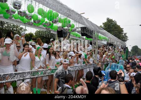 Die Partei muss weitergehen: RAVER an der Streetparade in Zürich-City Stockfoto