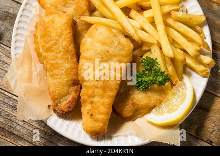 Hausgemachter britischer Fisch und Chips mit Tatar und Zitrone Stockfoto