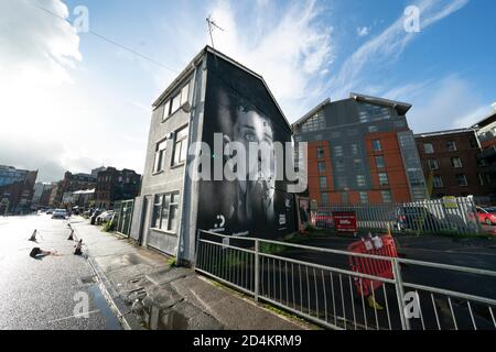 Manchester, Großbritannien. Oktober 2020. Ein kürzlich fertiggestellte Wandgemälde des ehemaligen Joy Division-Sängers Ian Curtis, der 1980 durch Selbstmord starb und von der Straßenkünstlerin AkseP19 gemalt wurde, ist vor dem Welttag der psychischen Gesundheit in Manchester, Großbritannien, im Zentrum von Manchester zu sehen. Kredit: Jon Super/Alamy Live Nachrichten. Stockfoto