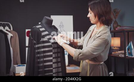 Designer Anpassung Kleid auf Dummy Stockfoto