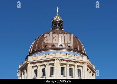 Berlin, Deutschland. Oktober 2020. Die Kuppel des Stadtschlosses mit dem vergoldeten Kreuz, das in der Sonne auf der Spitze leuchtet. Quelle: Soeren Stache/dpa-Zentralbild/ZB/dpa/Alamy Live News Stockfoto