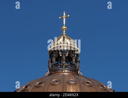 Berlin, Deutschland. Oktober 2020. Die Kuppel des Stadtschlosses mit dem vergoldeten Kreuz, das in der Sonne auf der Spitze leuchtet. Quelle: Soeren Stache/dpa-Zentralbild/ZB/dpa/Alamy Live News Stockfoto