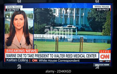 Fernsehbild, das während der Live-CNN-Berichterstattung von Präsident Donald Trump aufgenommen wurde, der mit dem Hubschrauber zum Walter Reed Medical Center gebracht wurde. Stockfoto