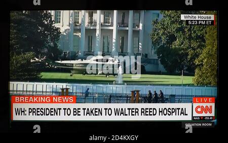 Fernsehbild, das während der Live-CNN-Berichterstattung von Präsident Donald Trump aufgenommen wurde, der mit dem Hubschrauber zum Walter Reed Medical Center gebracht wurde. Stockfoto