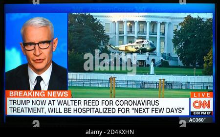 Fernsehbild, das während der Live-CNN-Berichterstattung von Präsident Donald Trump aufgenommen wurde, der mit dem Hubschrauber zum Walter Reed Medical Center gebracht wurde. Stockfoto