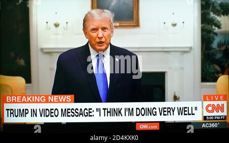 Ein CNN-Fernsehbild von US-Präsident Donald Trumps Videobotschaft über seine Gesundheit nach seiner Covid-19-Infektion und seinem Krankenhausaufenthalt. Stockfoto