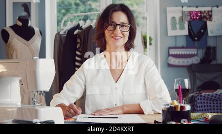 Schneiderin arbeitet im Nähstudio Stockfoto