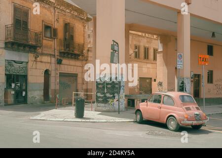 Pink Fiat 500, Palermo, Sizilien, Italien Stockfoto