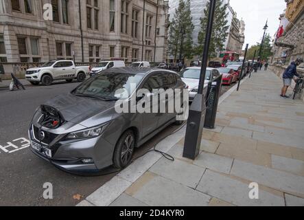 Nissan Leaf emissionsfreies Elektroauto lädt Bordwand an einer POD Point Ladestation am Whitehall Place, London, Oktober 2020. Stockfoto