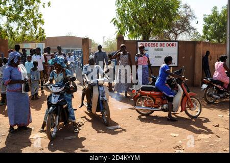 BURKINA FASO, Dschibo, Menschen, die nach der Messe in der Kirche nach Hause gehen, Diözese Dori / Dioezese Dori, Kirche Djibo, Christen gehen nach Sonntagsmesse nach Hause Stockfoto