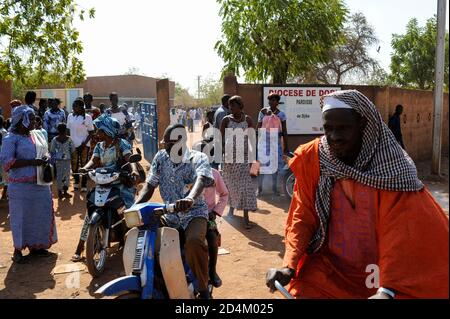 BURKINA FASO, Dschibo, Menschen, die nach der Messe in der Kirche nach Hause gehen, Diözese Dori / Dioezese Dori, Kirche Djibo, Christen gehen nach Sonntagsmesse nach Hause Stockfoto