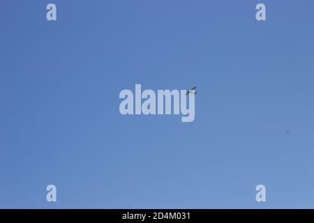 Flugzeug in den Himmel Stockfoto