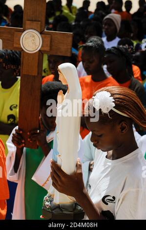 BURKINA FASO Dori, katholische Schule, Kinder marschieren mit dem Kreuz und Idol der Mutter maria / BURKINA FASO Dori, katholische Schule, Kinder gehen den Kreuzweg Stockfoto
